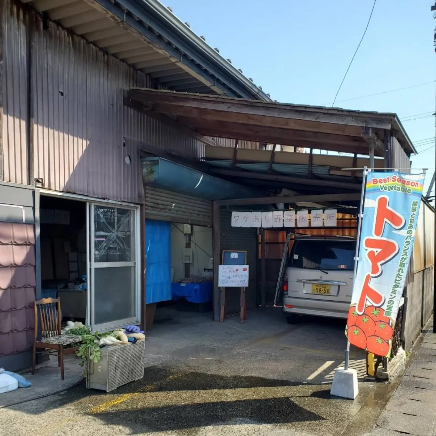 開店中に、店の前で大根を洗うという傍若無人…いや、自由ぶり🎵...