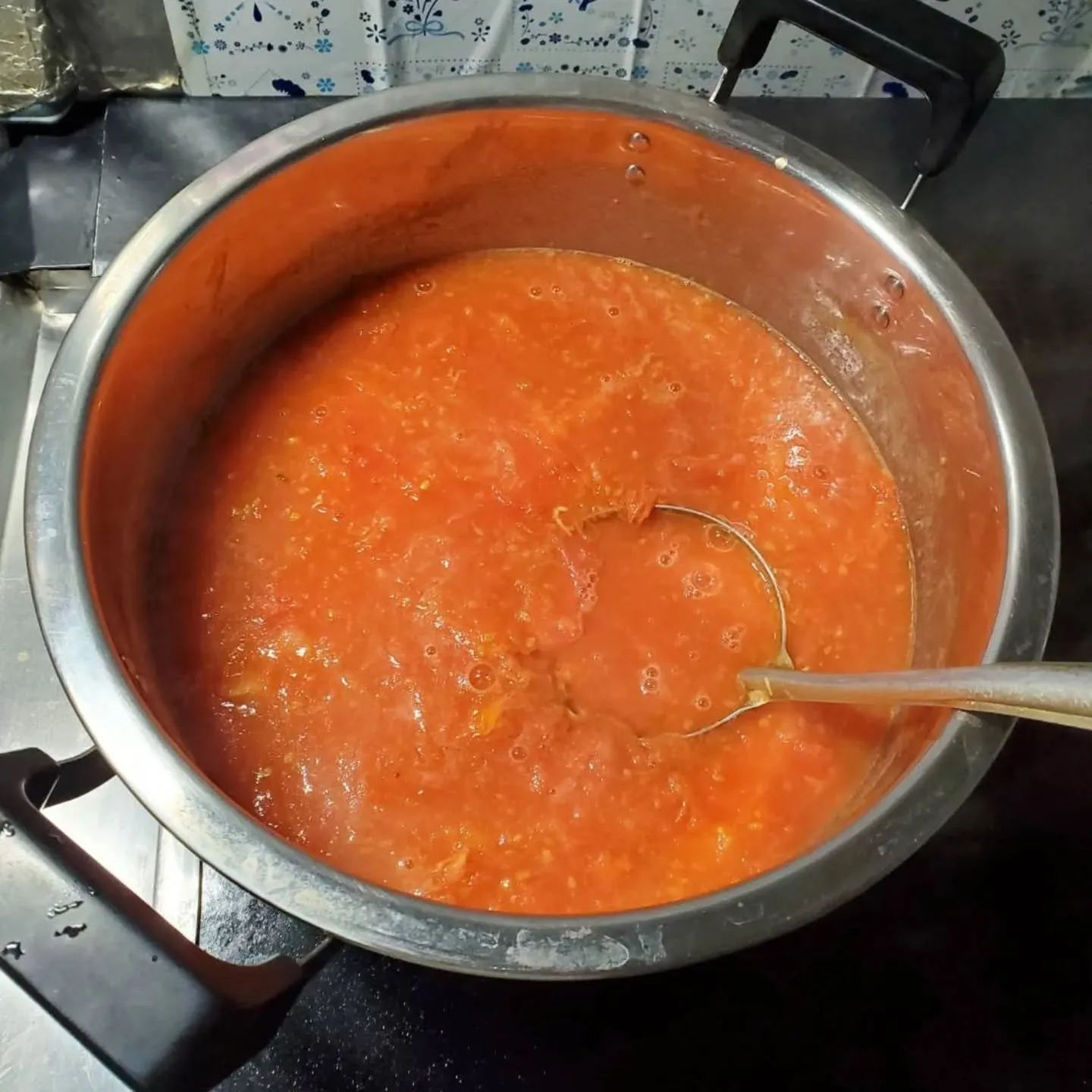 売れ残って完熟しきった八代トマトを、台所へ引っ込めて煮込みソ...