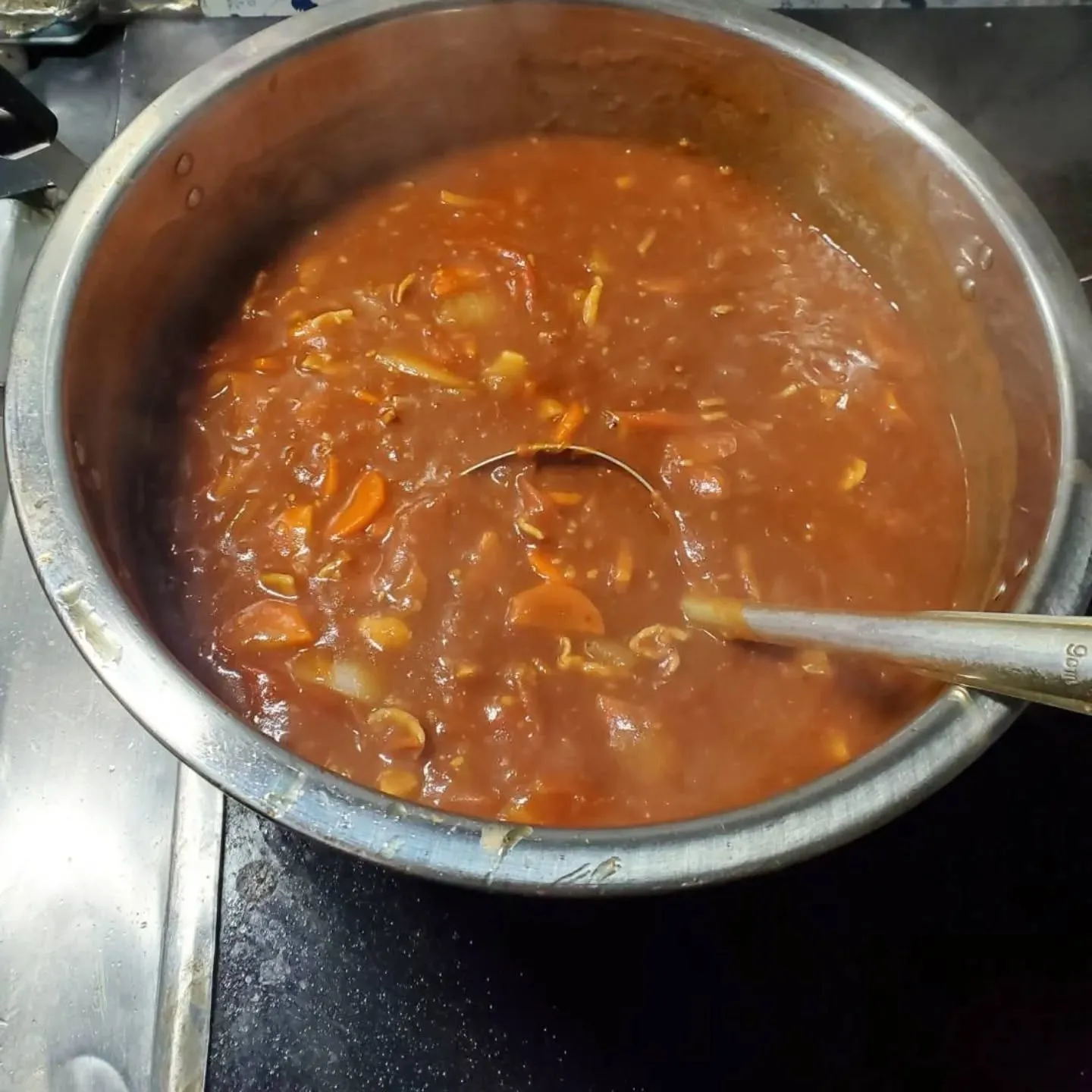 売れ残って完熟しきった八代トマトを、台所へ引っ込めて煮込みソ...