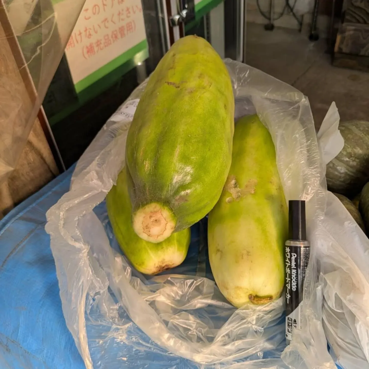 一昨日とはまた別の個人の農家さんが、珍しい野菜を持ち込んでく...